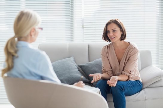 psychologist providing cognitive behavioural therapy treatment